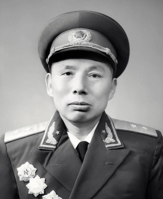 首任司令员就是大名鼎鼎的红四军军长许世友,红四方面军里威风凛凛的