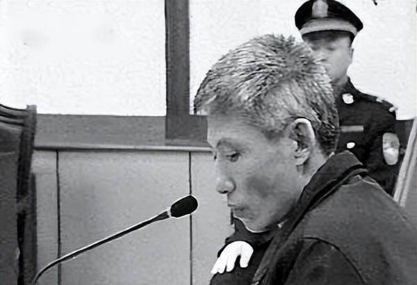 2003年刘涌被押解到殡仪馆抬进死刑执行车行刑过程中神情漠然