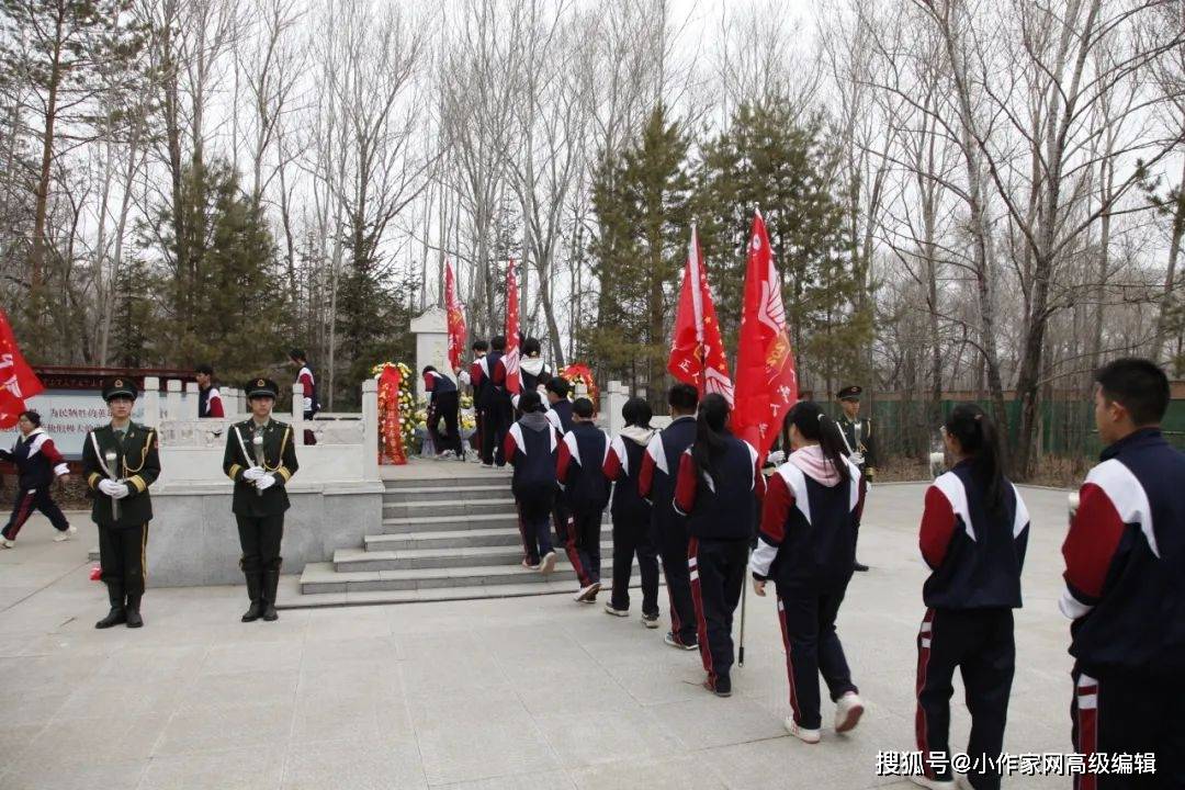 大庆市第二中学师生代表前往吴志国烈士墓开展清明节祭扫活动