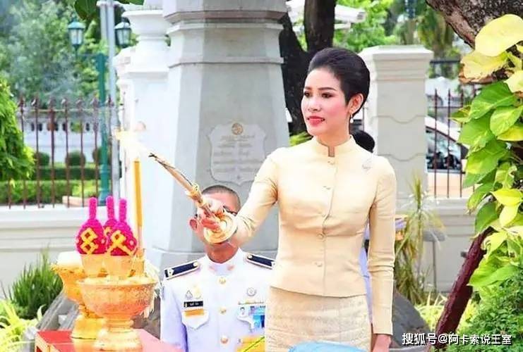原创泰国诗妮娜贵妃远离泰国皇宫因争宠被剥夺头衔如今终于尝到苦果