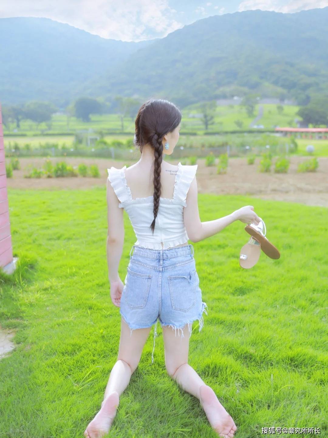 19岁扎双马尾的女孩夏季照片奖:白色蕾丝吊带上衣搭配短款牛仔裤清新自然。