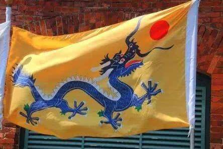 清朝最忠实小弟,清朝都亡106年了,它却还在用清朝国旗!