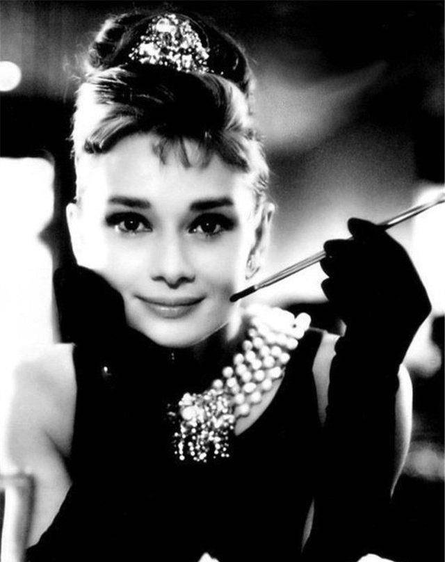 她是影坛难得一见的瑰宝,坠落凡间的天使,一颦一笑,无不宛转_奥黛丽·