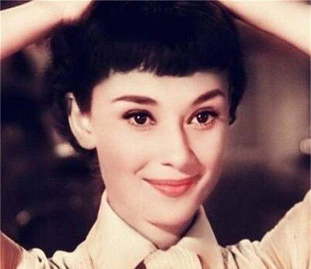 她是影坛难得一见的瑰宝,坠落凡间的天使,一颦一笑,无不宛转_奥黛丽·