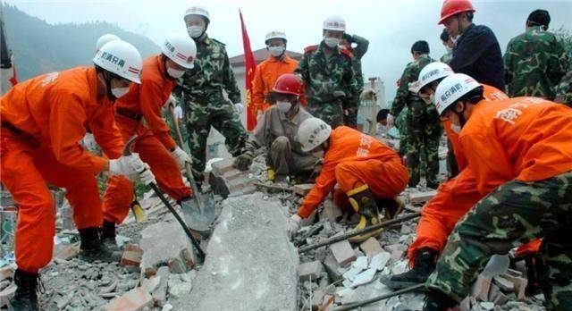 原创李应霞汶川地震中舍身先救丈夫自己失去双腿后被丈夫抛弃