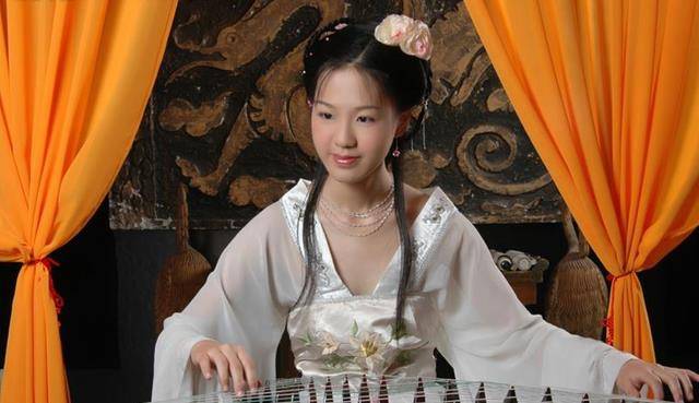 原创她是绝色才女作诗一首竟被父亲送进道观因与皇帝有染而被打死