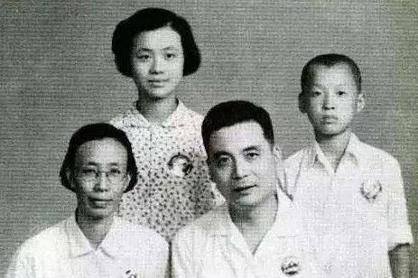 在邓稼先忙于研究核武器理论和试验时,邓志典和邓志平常常见不到父亲.