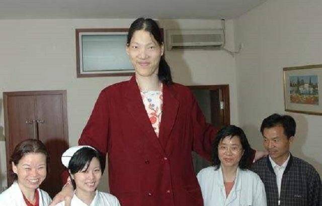 原创巨人少女高23米为啥被国家篮球队辞退特殊体质惹的祸