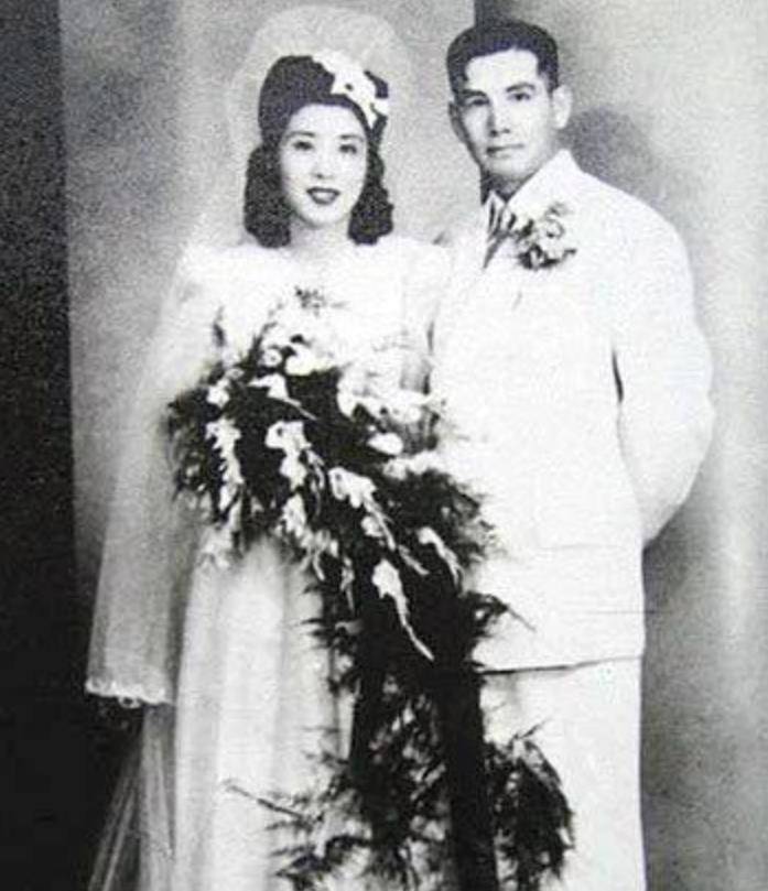 原创原创张灵甫想吃饺子妻子亲自下地去割韭菜张灵甫趁机在脑后开一枪