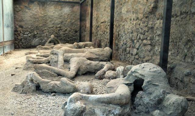 一吻就过去了2000年,如今已成世界级文物_庞贝_古城_人们