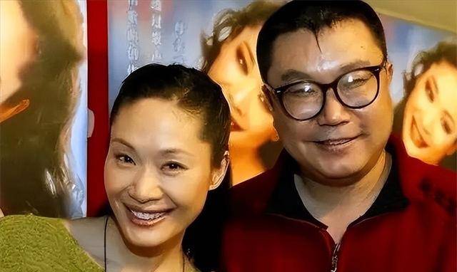 文华近况:"单身带女"嫁钢琴家,与毕福剑合影,58岁皮肤白皙_生活_李凡