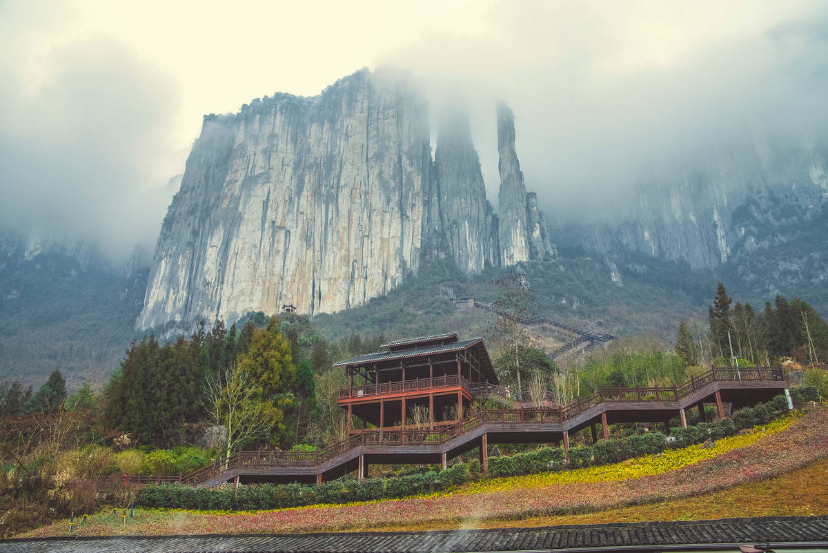 湖北恩施旅游景点腾龙洞湖北恩施旅游适合老年人吗