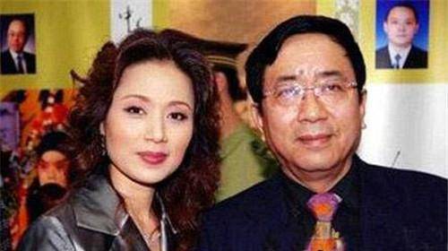 现如今,余秋雨和马兰依然生活在一起,网络上对这场感情议论纷纷,甚至