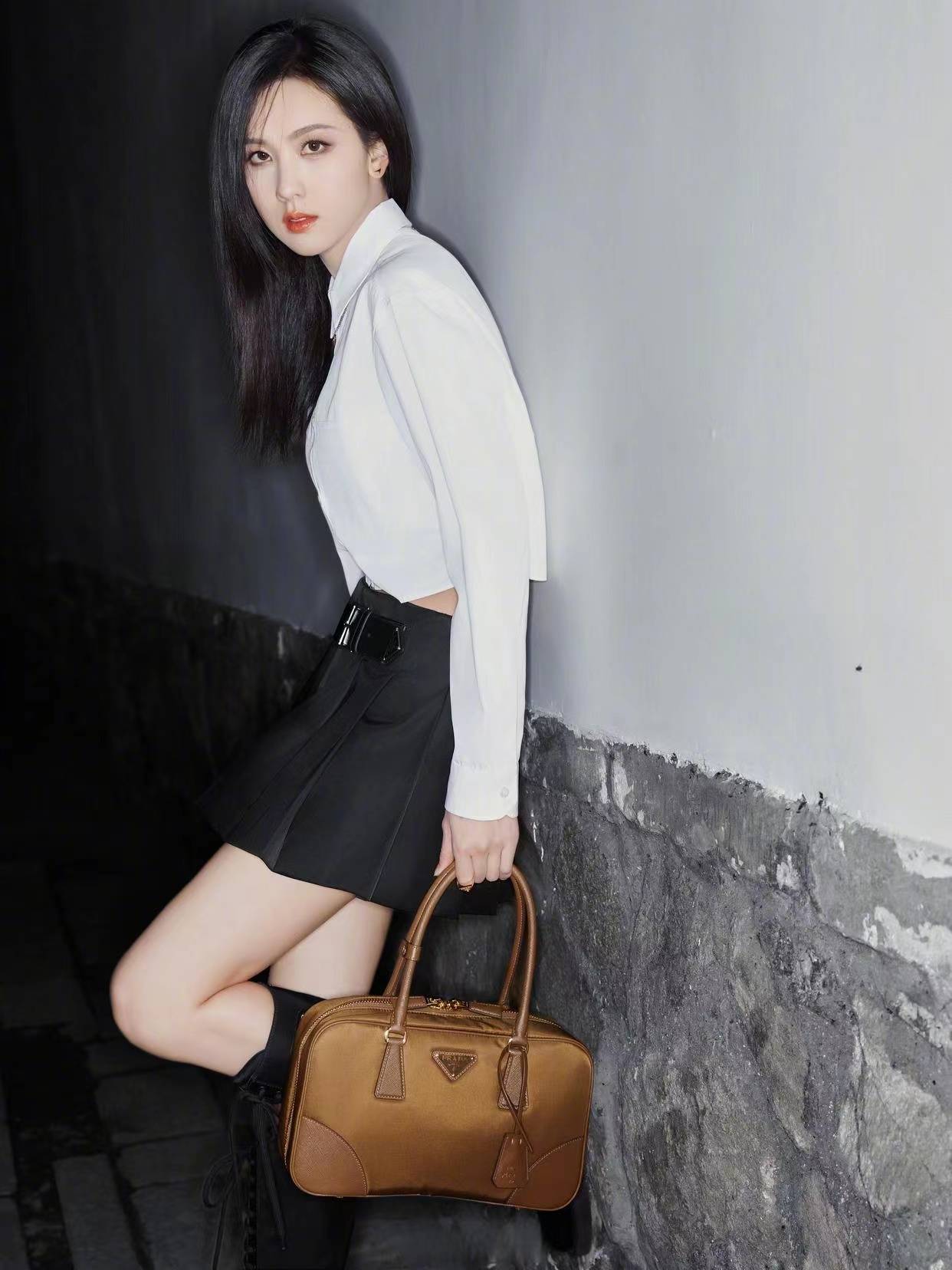 原创陈都灵学院风穿搭惊艳亮相白色短款长袖衬衫搭配黑色百褶裙清纯