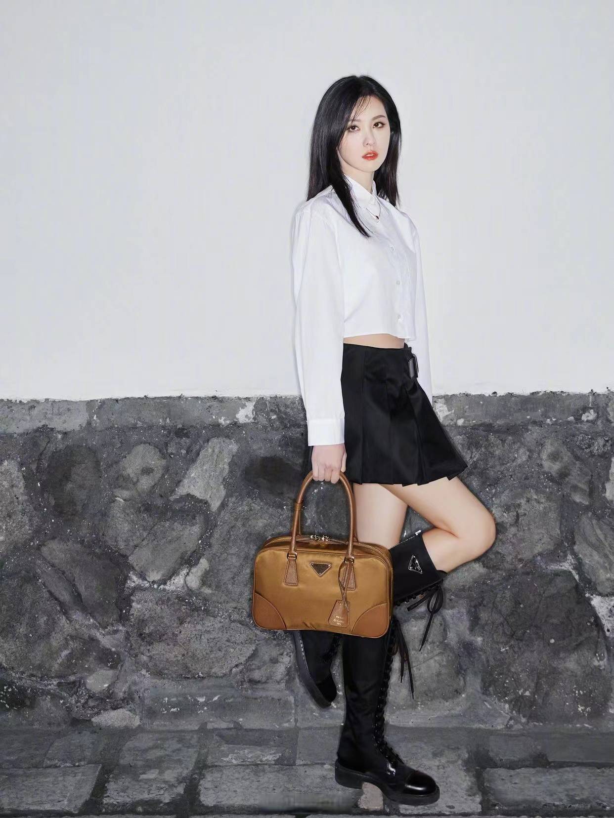 原创陈都灵学院风穿搭惊艳亮相白色短款长袖衬衫搭配黑色百褶裙清纯