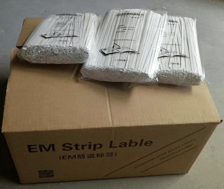 固定对磁条产生一定的束缚力,在磁条进入防盗通道磁场时,磁条被磁化