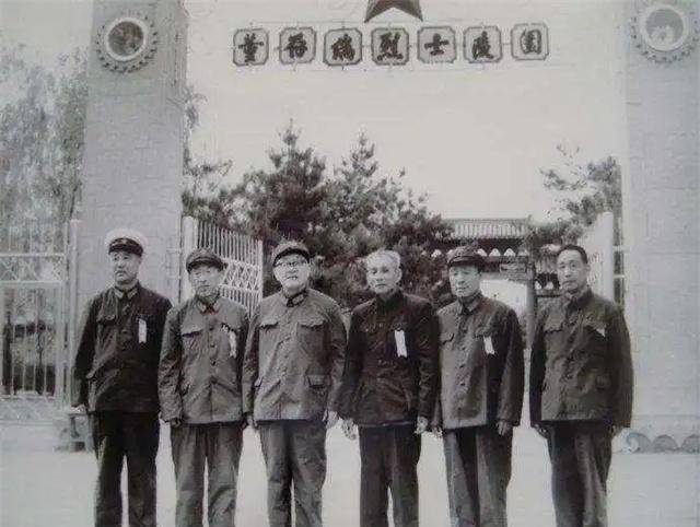 原创原创政委是上将军长是少将为表不满他终生不穿少将礼服