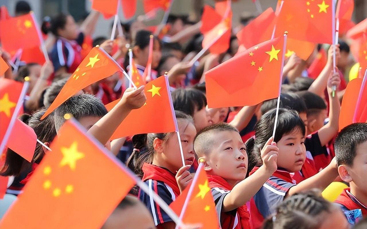 首先我们来看一看升国旗的时候,为什么要选36个人吧.