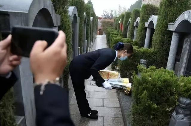 原创河南90后代扫墓师一天鞠躬200次到腿软全程视频发给客人
