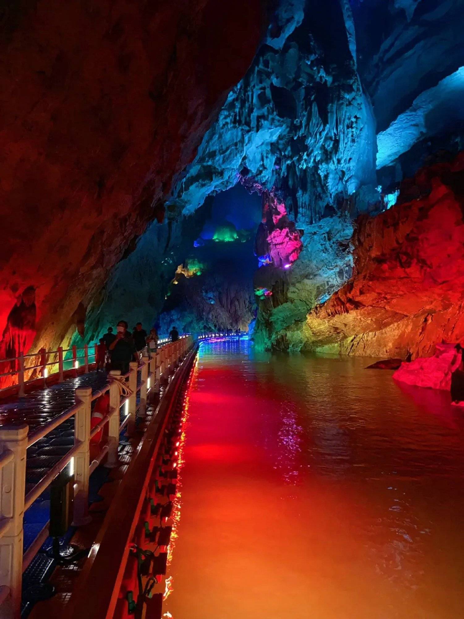 此次,我便踏上了从上饶到恩施的旅程,探寻恩施本地团美女导游小夏
