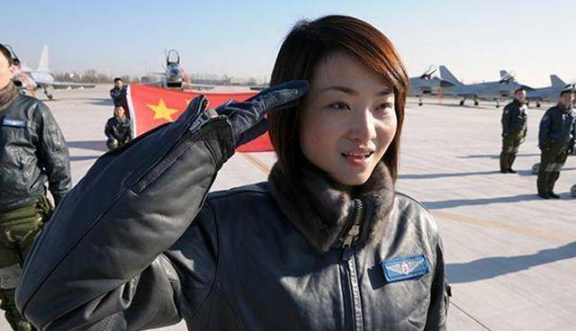 余旭中国首位歼10女飞行员因跳伞失败牺牲36万群众送别
