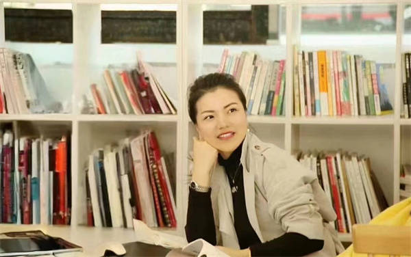 24年来,她与学生亦师亦友,在青春的芳草地上编织一个做优秀教师的梦.