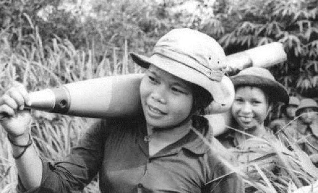 攻下越军公安屯,打扫战场发现:尸体中,有一越南女兵_侵略_我军_我国