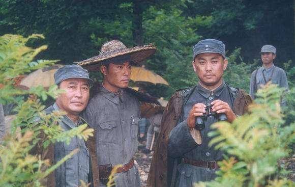 步赶来报告,阎山脚下发现敌情,夏世厚和支队领导当即赶到部队前边观察