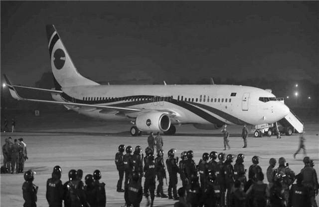 原创惨烈的白云机场劫机事件劫匪与机长抢驾驶权撞毁三架客机