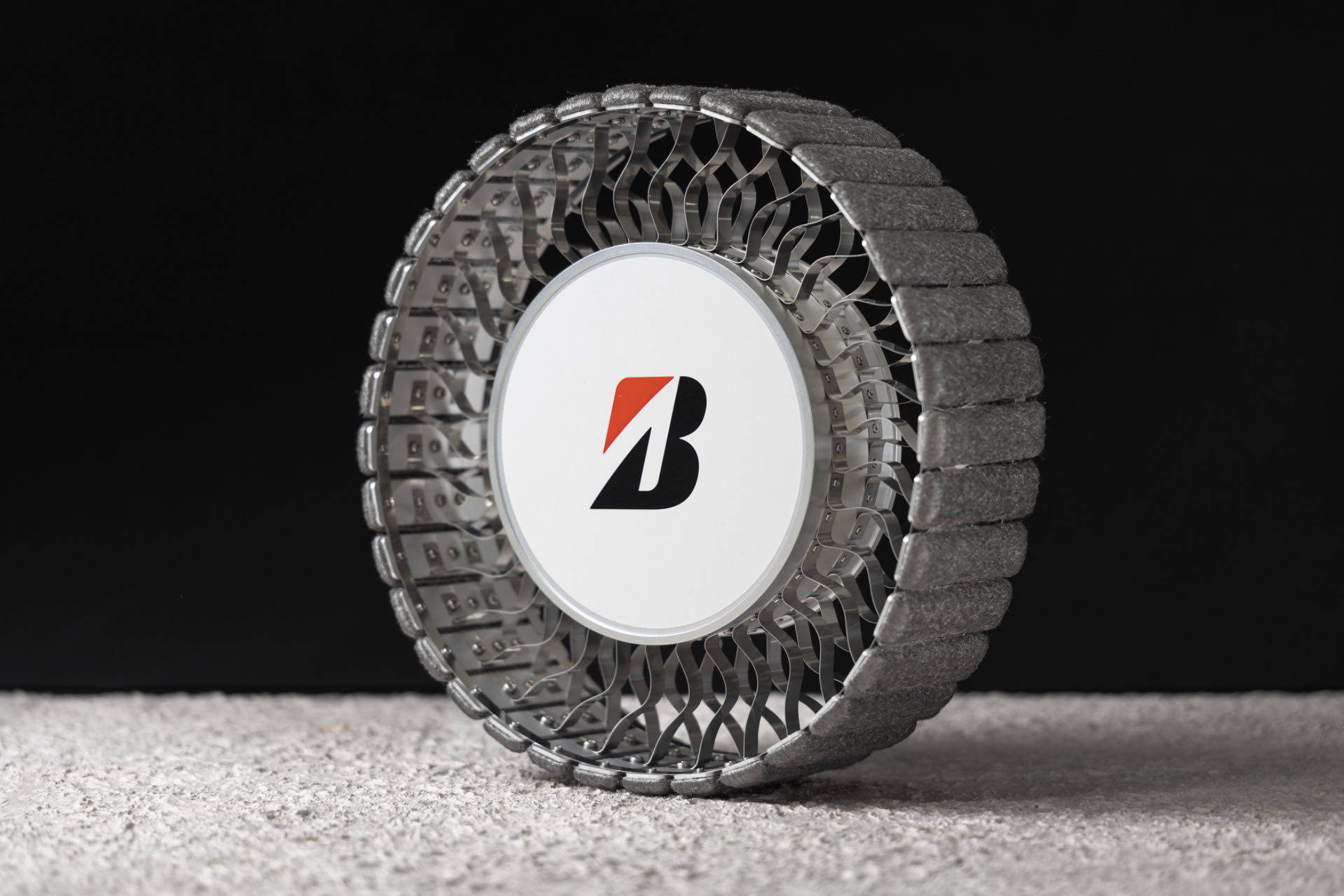 普利司通开发全新月球车轮胎， 全新概念设计模型亮相第39届航天研讨会