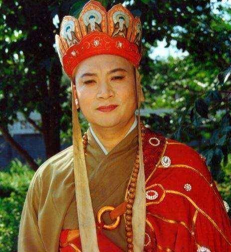 三藏沐浴毕,穿了小袖褊衫,束了环绦,足下一双软公鞋,手里拿一把新苕帚