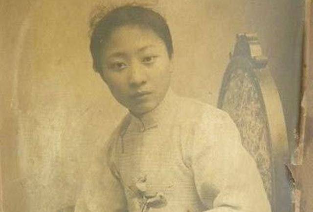 原创露兰春黄金荣为她抛弃正妻她却和富二代私奔黑老大乖乖顺从