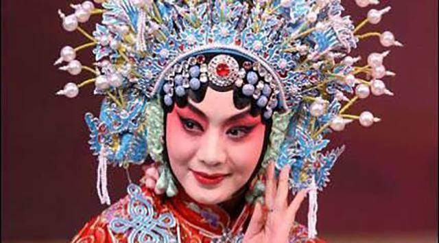 梅兰芳到底多有钱,50年代月薪2100,出场费十根金条,什么概念?