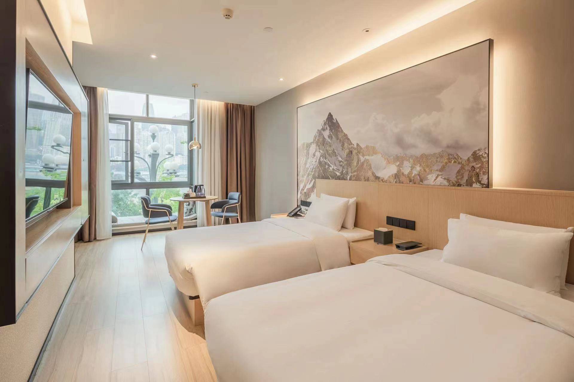 是从苏州---飞机抵达重庆,阿杰安排接站,签订正式旅游合同,送酒店休息