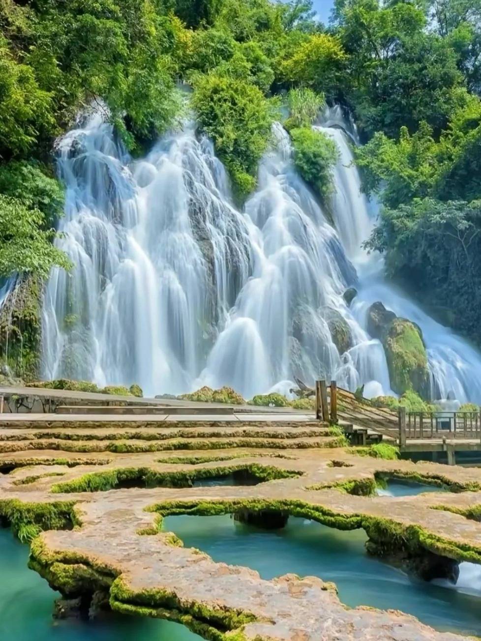 由她来定制行程,安排酒店和门票,我们只管玩就是了,这种呢酒店,门票都