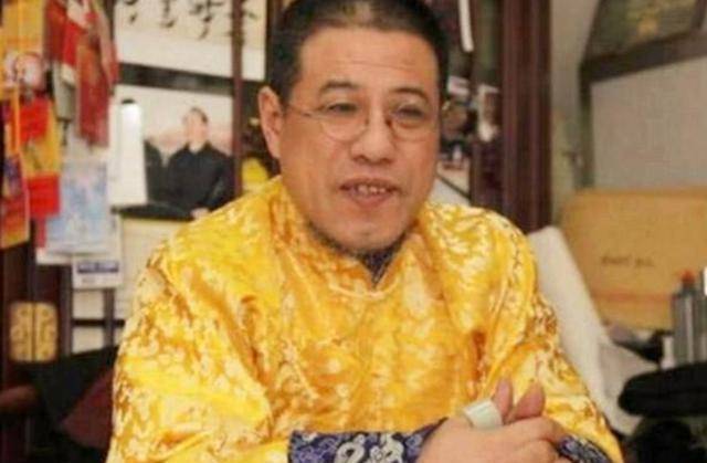 原创他戴着上亿的戒指专家看后劝其上交男子回答我是乾隆的后裔