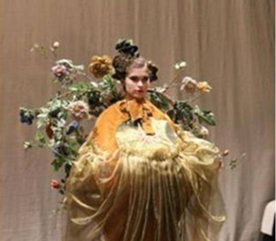 真人没手没脚以瓶为身花瓶姑娘是如何做到的