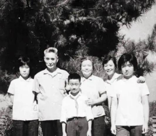 黄维的妻子蔡若曙以美貌著称苦等黄维27年晚年患上精神病