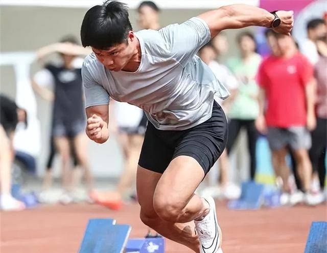 飞人苏炳添近况:为妻子庆生拍2人合体照,32岁娇妻靓丽如大学生_短跑