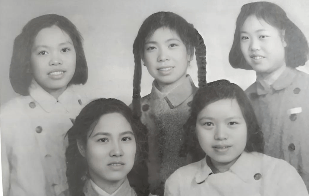 志女青年报名参军到新疆去,到那里去上俄文学校,去开拖拉机,去做护士