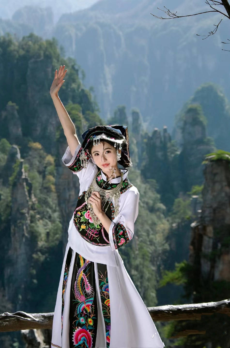 张家界3日游限时特惠人均仅需500块!张家界3日游报团500包含吃住门票