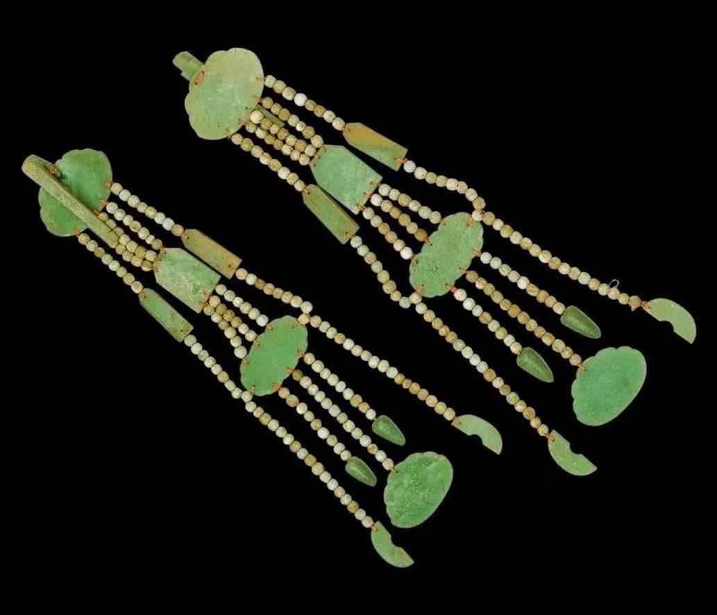 博物馆藏佩饰共五排,顶有金钩,下系阴刻龙纹,花朵及卷云纹的玉珩,玉瑀