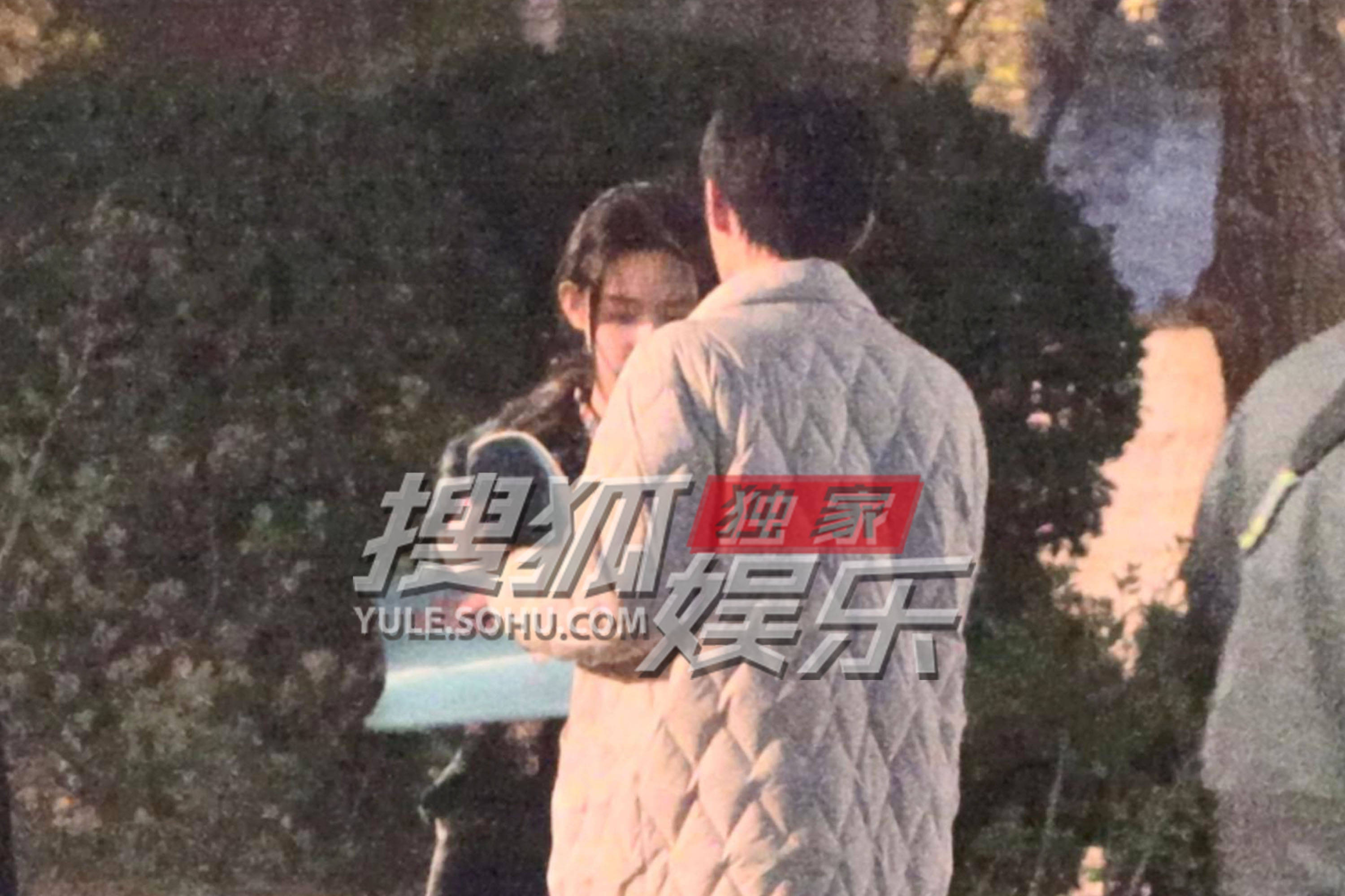 王安宇王玉雯上演过肩扛 走得铿锵有力场面太撩_娱乐_长椅_男友
