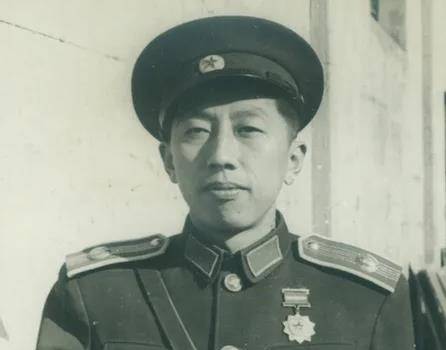 由于年轻时经历丰富,阎肃的创作力非常强,他被调入空政文工团的第4年