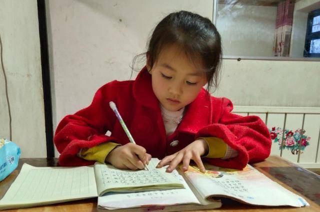 原创7岁女孩铁嘉欣因一张笑脸走红公司斥资100万求签约却遭拒绝