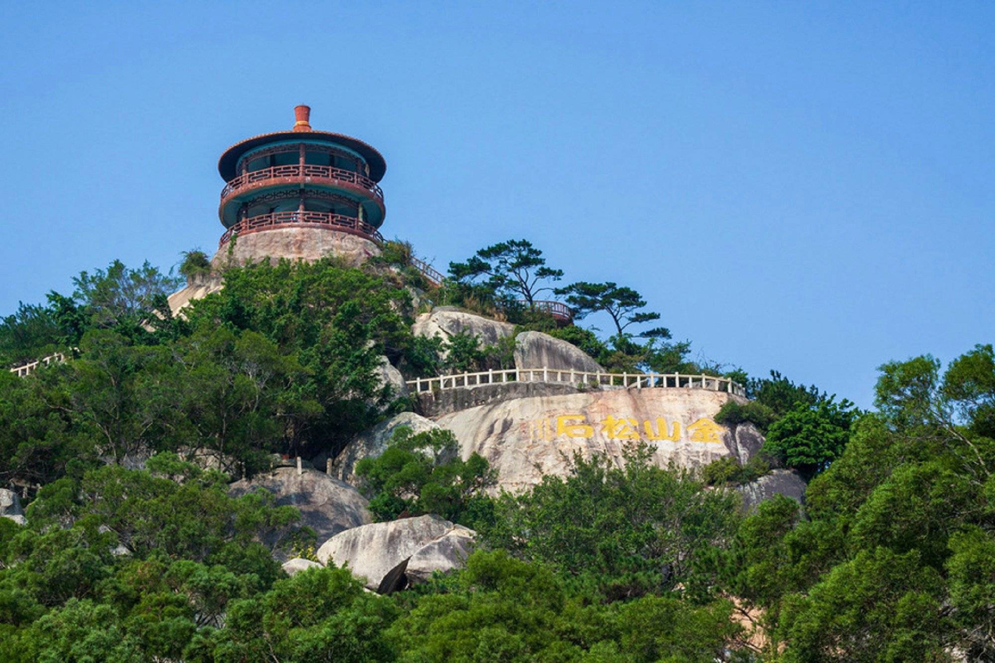 厦门拥有众多著名景点,如鼓浪屿,南普陀寺,厦门大学,环岛路等.