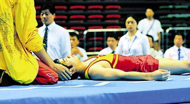 17岁的体操运动员桑兰,从此终身在轮椅上生活,与跳马无缘.