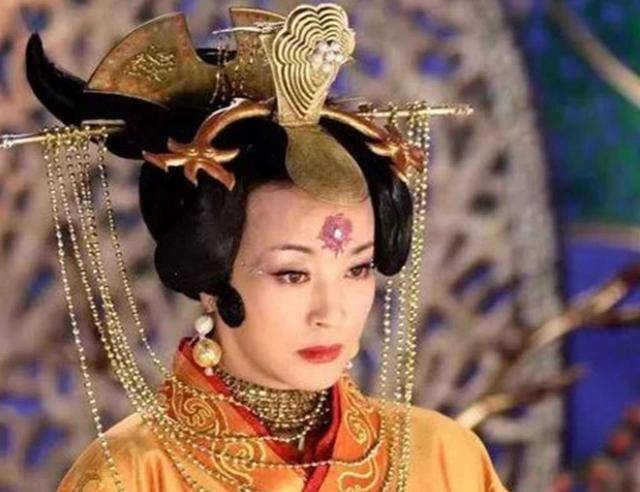 这里,沙僧说他就是"侍御凤辇龙车",也就是给玉帝王母开车的司机;另外