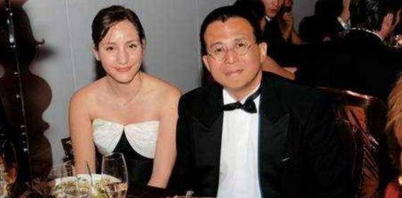 一夜之间,她迅速地从一个大众眼里的"小透明"摇身一变成了响当当的