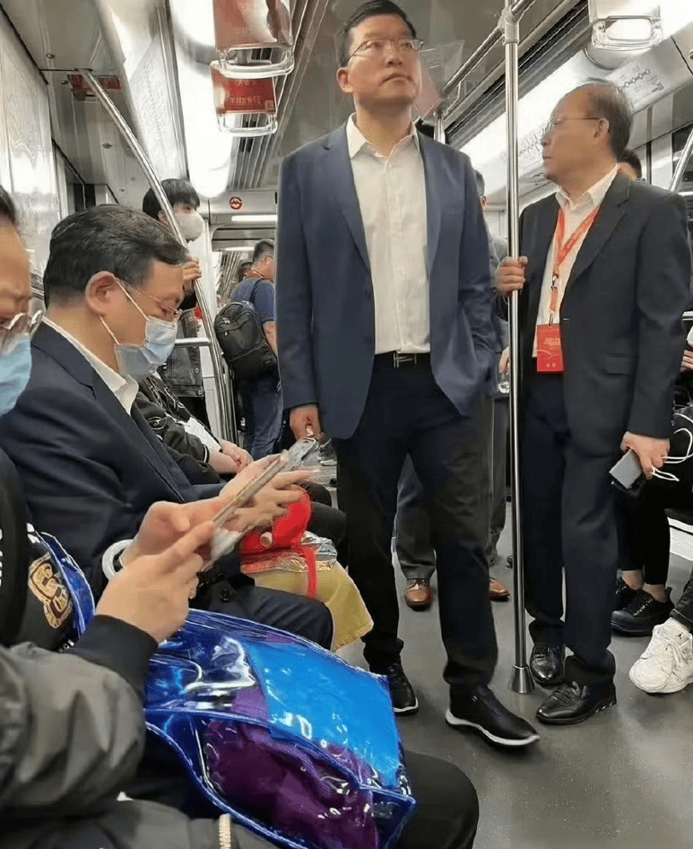 比亚迪总裁王传福冒雨走访县乡市场,网友:低调的不像个老总